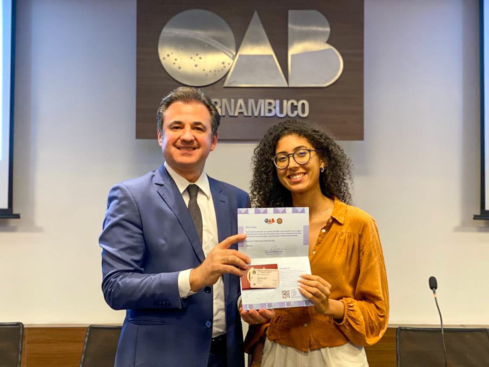 Entrega de carteiras aos novos advogados e advogadas