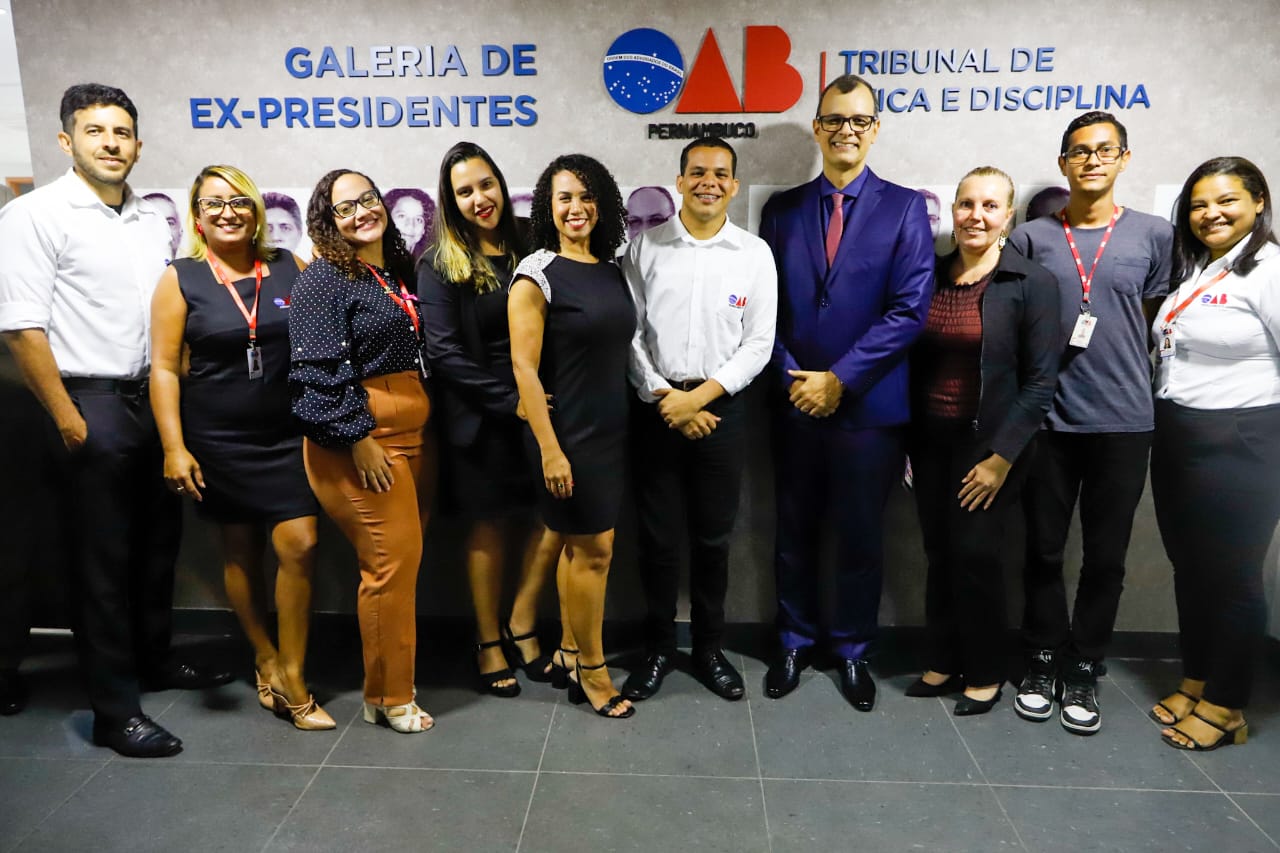 Aposi&ccedil;&atilde;o da foto do advogado Marcus Lins na galeria do TED