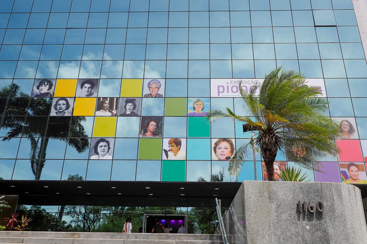 Ingrid Zanella &eacute; homenageada na Exposi&ccedil;&atilde;o Pioneiras no TRE-PE