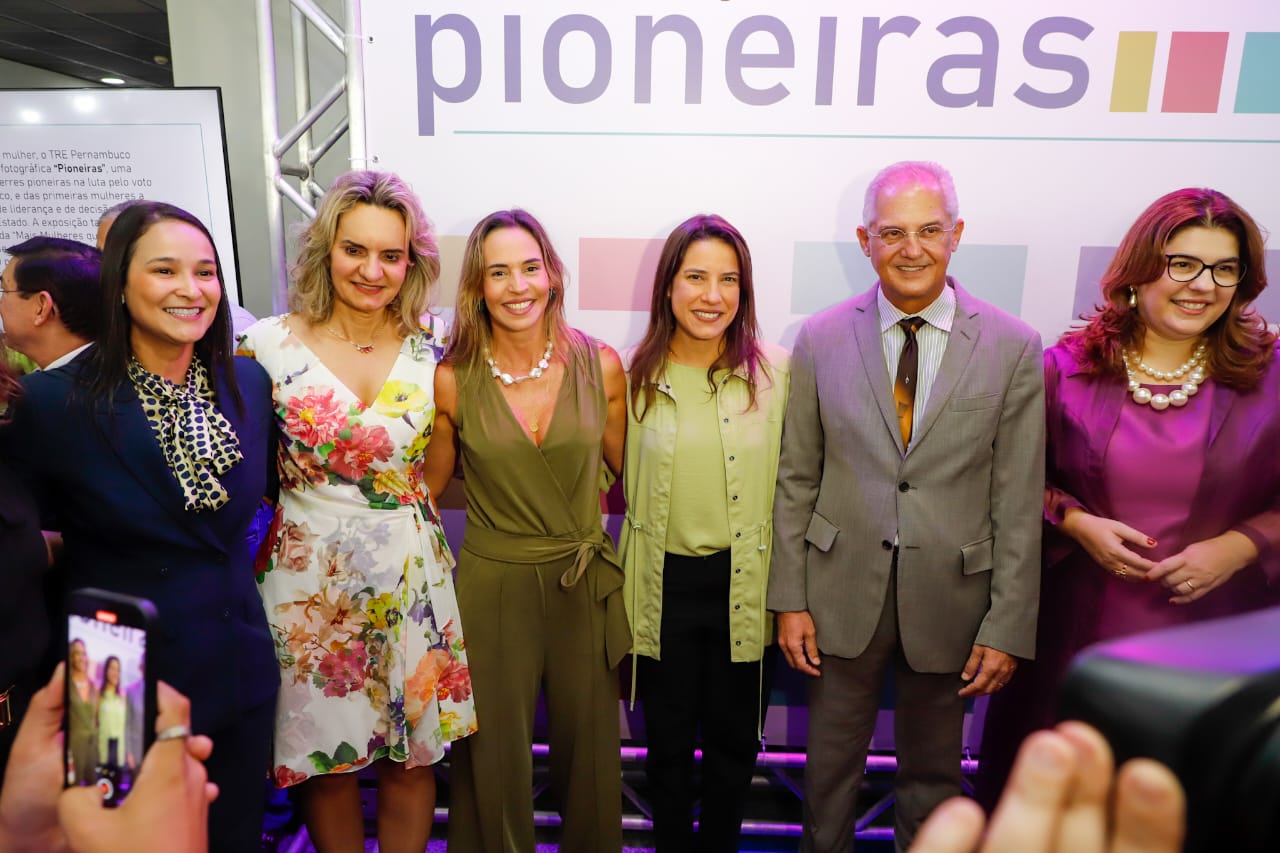 Ingrid Zanella &eacute; homenageada na Exposi&ccedil;&atilde;o Pioneiras no TRE-PE