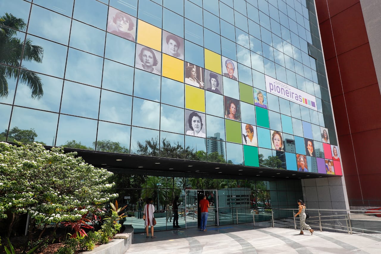Ingrid Zanella &eacute; homenageada na Exposi&ccedil;&atilde;o Pioneiras no TRE-PE