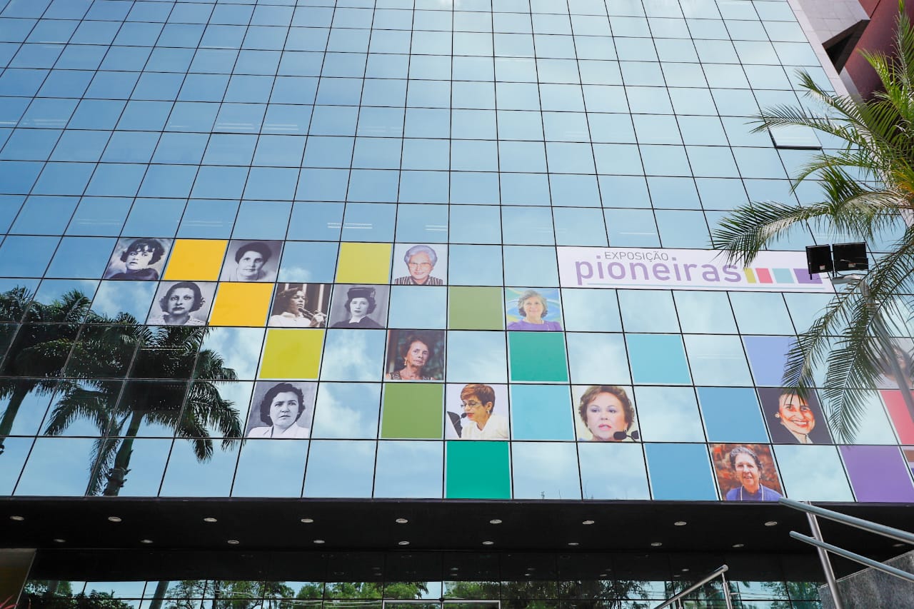 Ingrid Zanella &eacute; homenageada na Exposi&ccedil;&atilde;o Pioneiras no TRE-PE