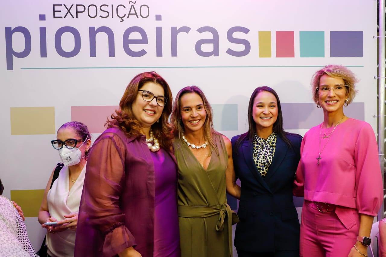 Ingrid Zanella &eacute; homenageada na Exposi&ccedil;&atilde;o Pioneiras no TRE-PE