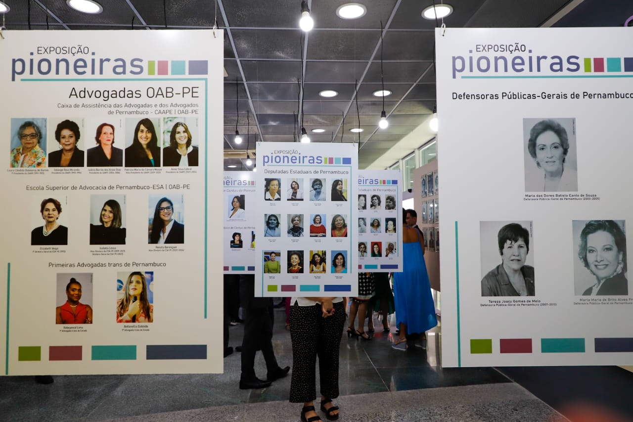 Ingrid Zanella &eacute; homenageada na Exposi&ccedil;&atilde;o Pioneiras no TRE-PE