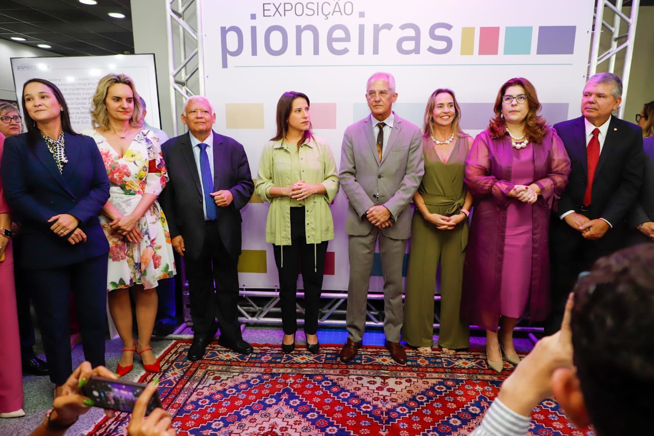 Ingrid Zanella &eacute; homenageada na Exposi&ccedil;&atilde;o Pioneiras no TRE-PE
