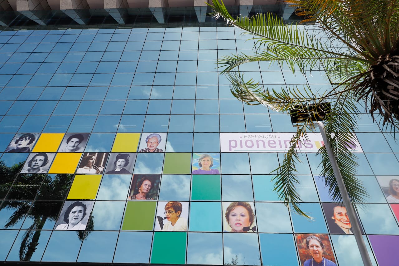 Ingrid Zanella &eacute; homenageada na Exposi&ccedil;&atilde;o Pioneiras no TRE-PE