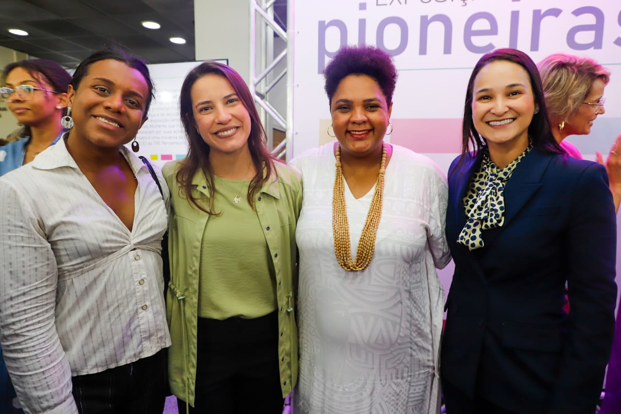 Ingrid Zanella &eacute; homenageada na Exposi&ccedil;&atilde;o Pioneiras no TRE-PE