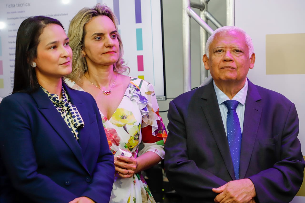 Ingrid Zanella &eacute; homenageada na Exposi&ccedil;&atilde;o Pioneiras no TRE-PE