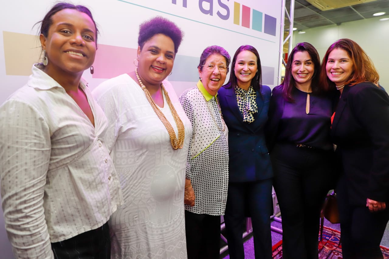 Ingrid Zanella &eacute; homenageada na Exposi&ccedil;&atilde;o Pioneiras no TRE-PE