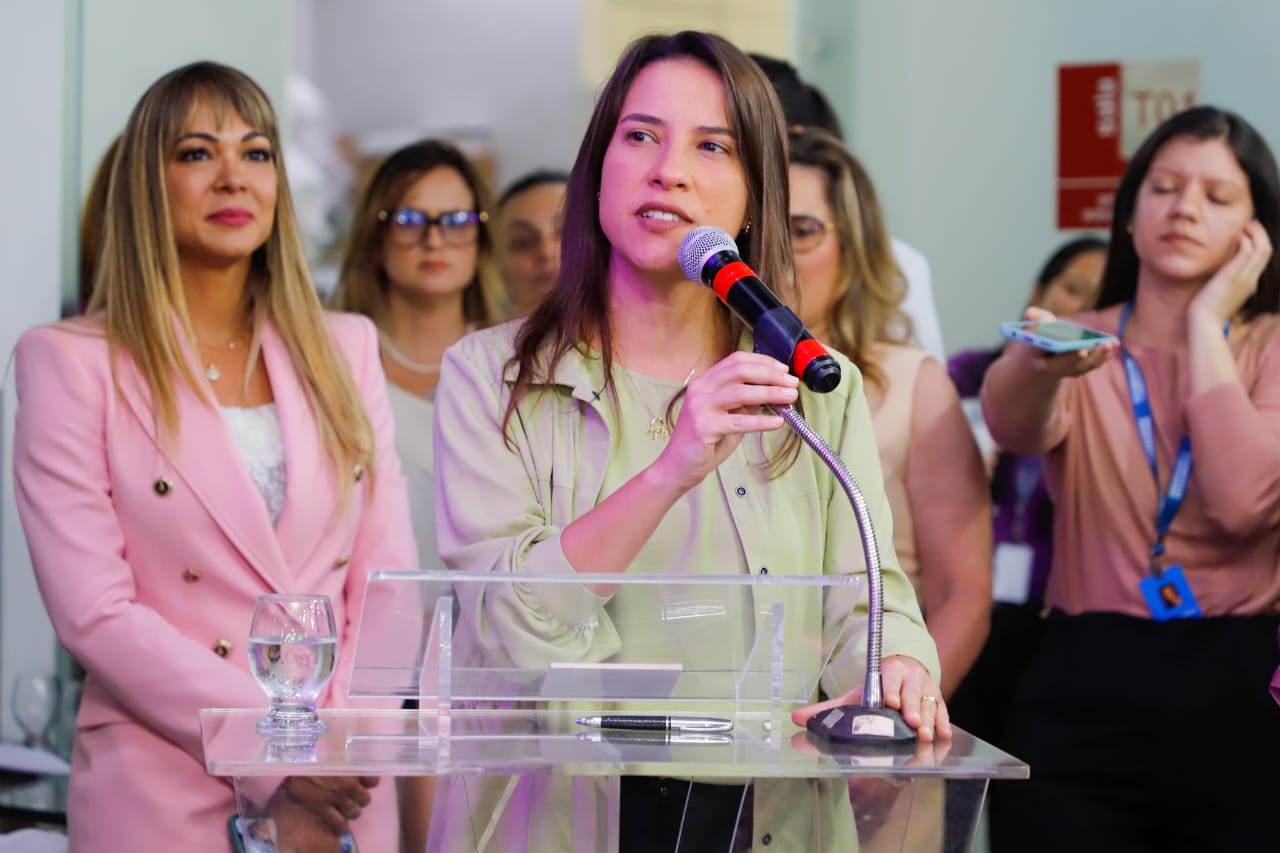 Ingrid Zanella &eacute; homenageada na Exposi&ccedil;&atilde;o Pioneiras no TRE-PE