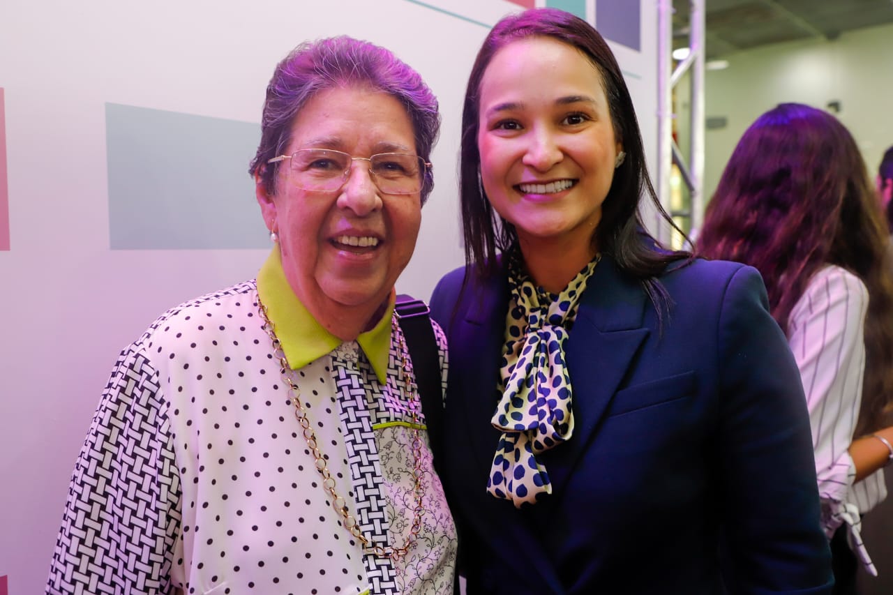 Ingrid Zanella &eacute; homenageada na Exposi&ccedil;&atilde;o Pioneiras no TRE-PE