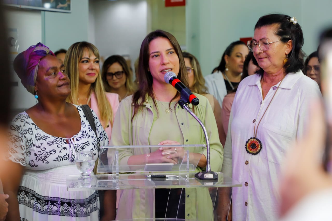 Ingrid Zanella &eacute; homenageada na Exposi&ccedil;&atilde;o Pioneiras no TRE-PE
