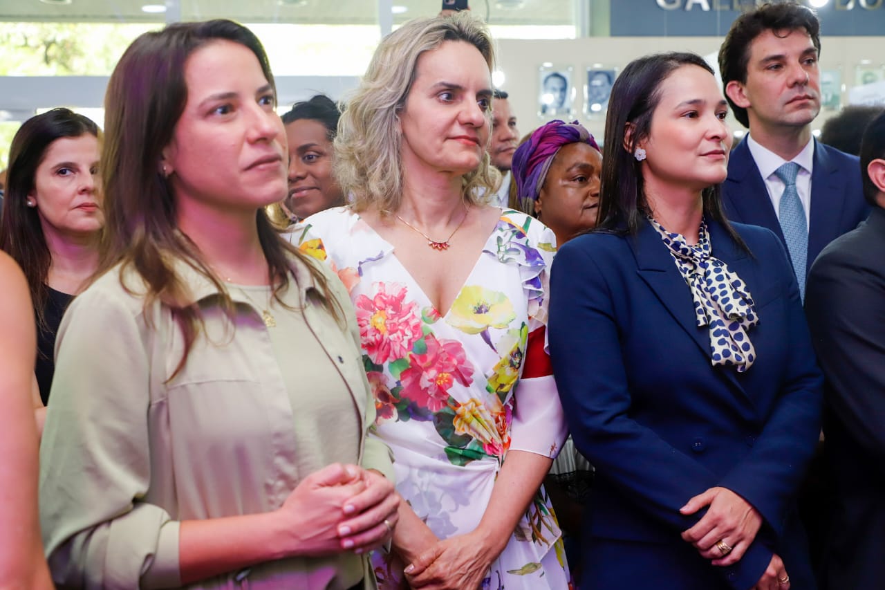 Ingrid Zanella &eacute; homenageada na Exposi&ccedil;&atilde;o Pioneiras no TRE-PE