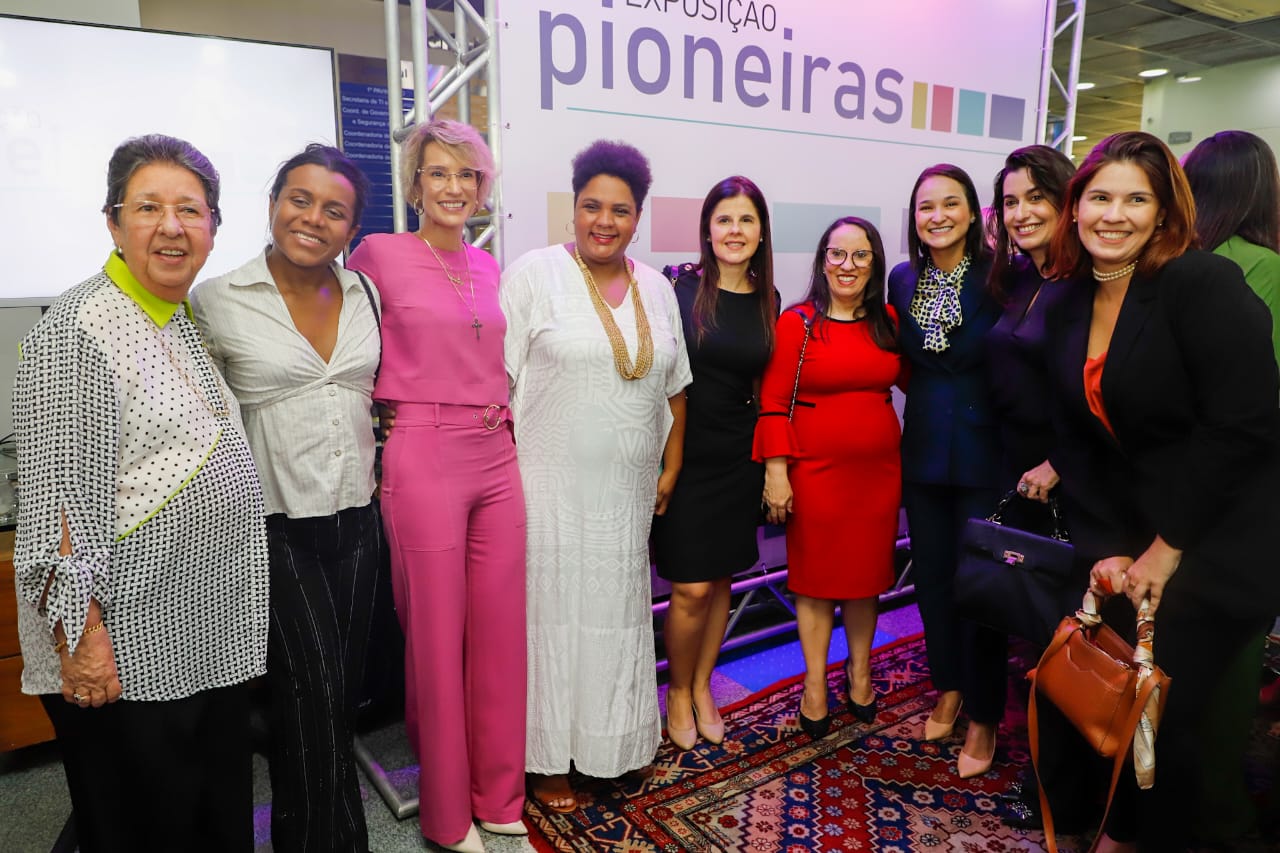 Ingrid Zanella &eacute; homenageada na Exposi&ccedil;&atilde;o Pioneiras no TRE-PE