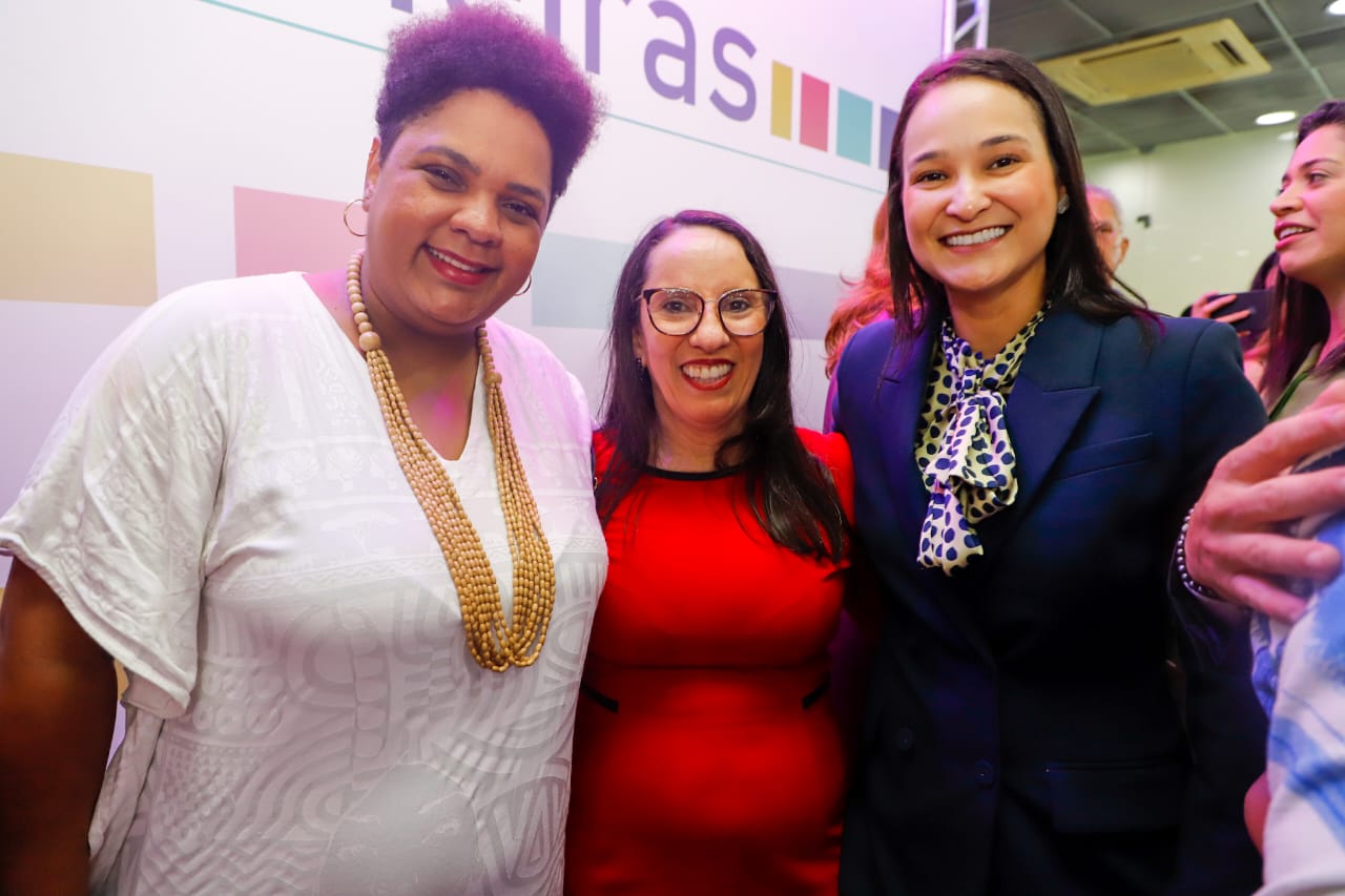 Ingrid Zanella &eacute; homenageada na Exposi&ccedil;&atilde;o Pioneiras no TRE-PE