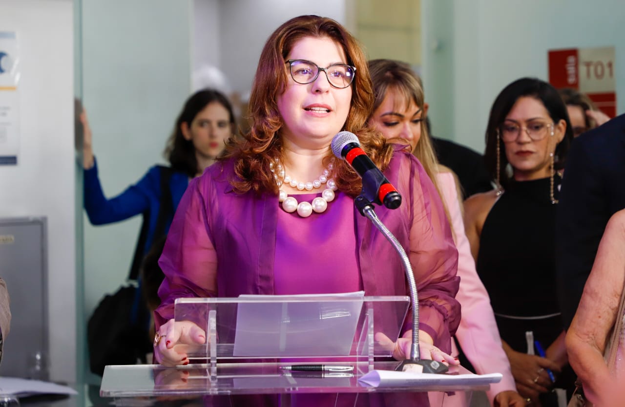 Ingrid Zanella &eacute; homenageada na Exposi&ccedil;&atilde;o Pioneiras no TRE-PE