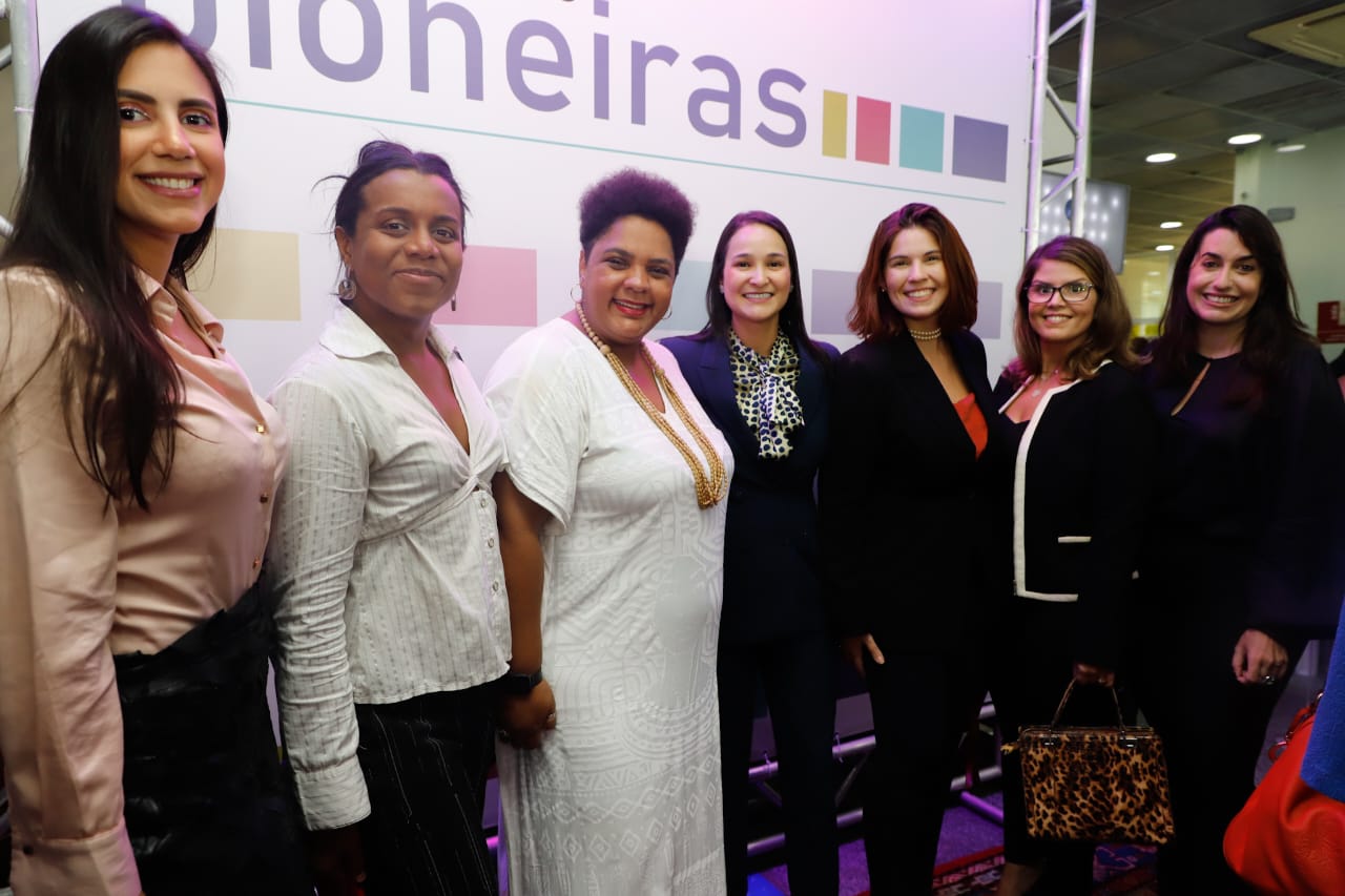 Ingrid Zanella &eacute; homenageada na Exposi&ccedil;&atilde;o Pioneiras no TRE-PE