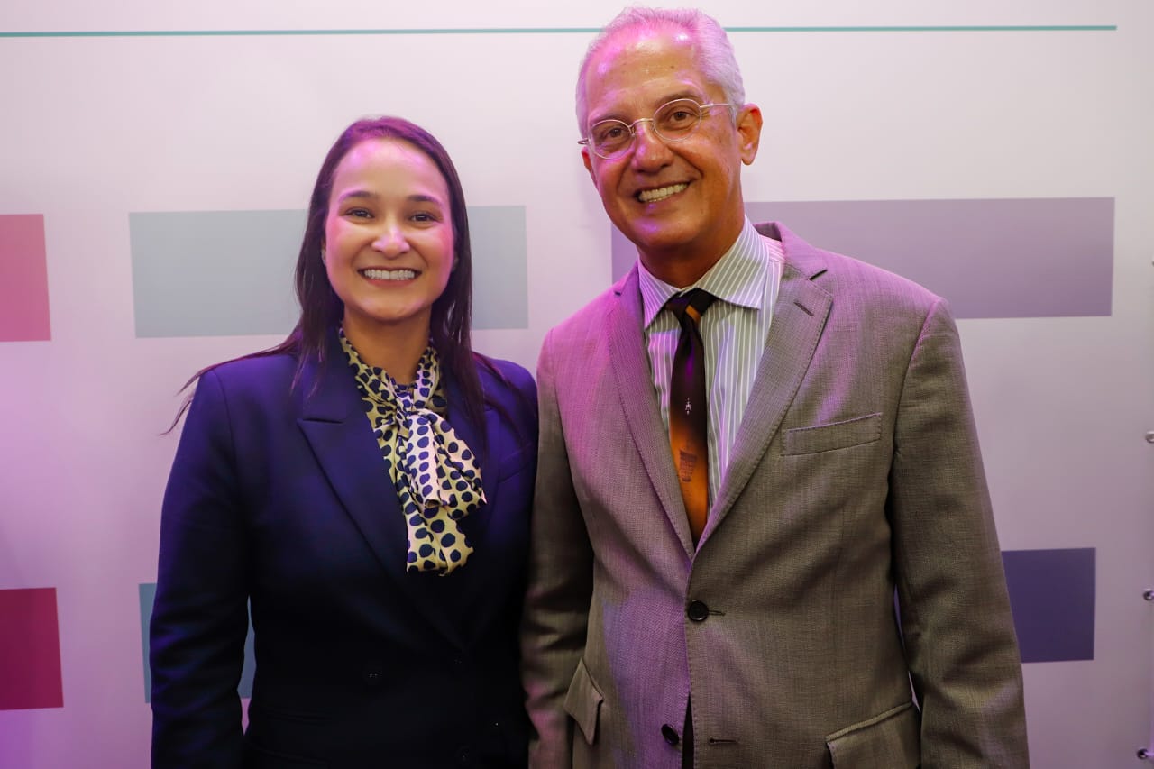 Ingrid Zanella &eacute; homenageada na Exposi&ccedil;&atilde;o Pioneiras no TRE-PE
