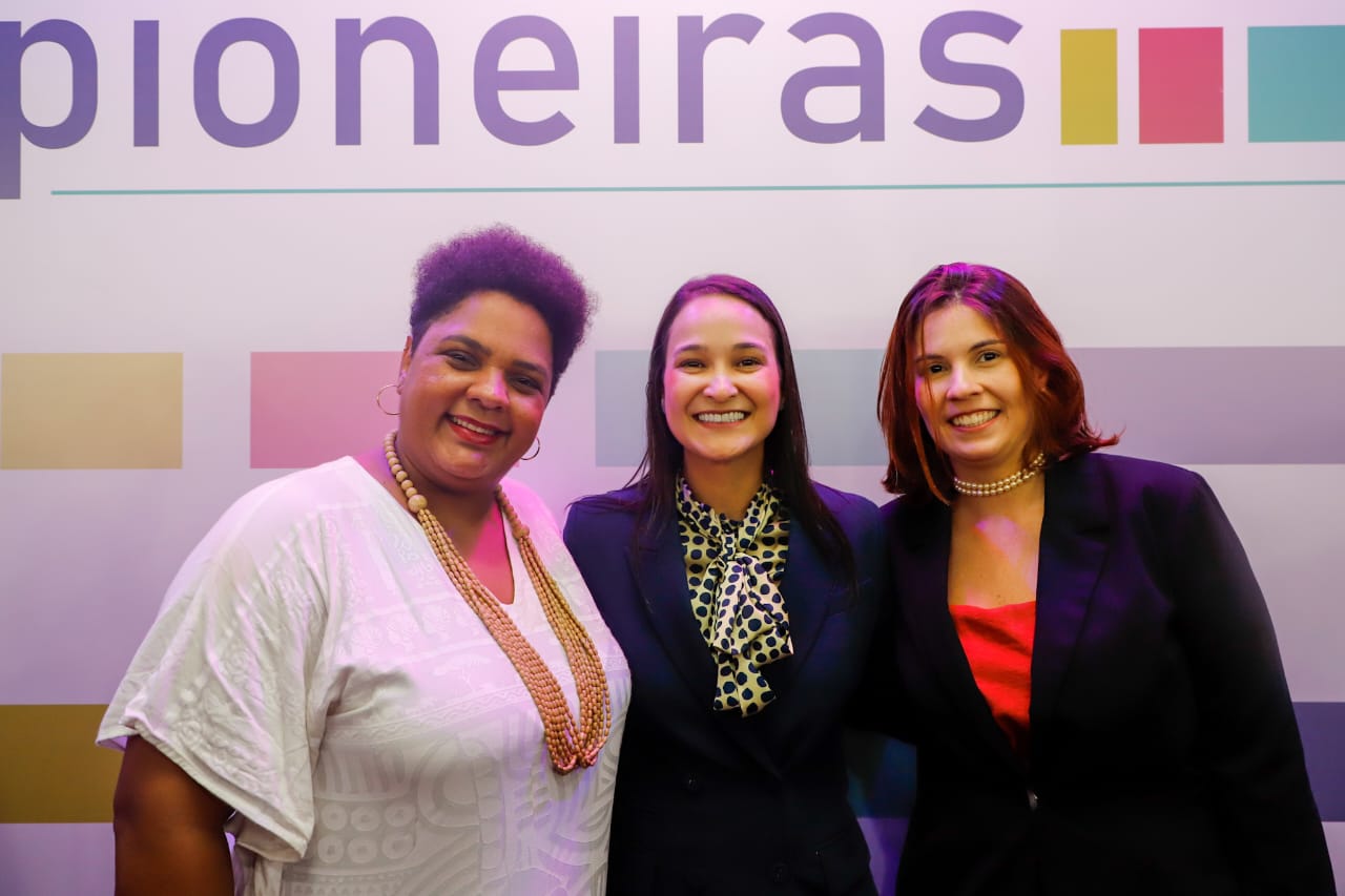 Ingrid Zanella &eacute; homenageada na Exposi&ccedil;&atilde;o Pioneiras no TRE-PE