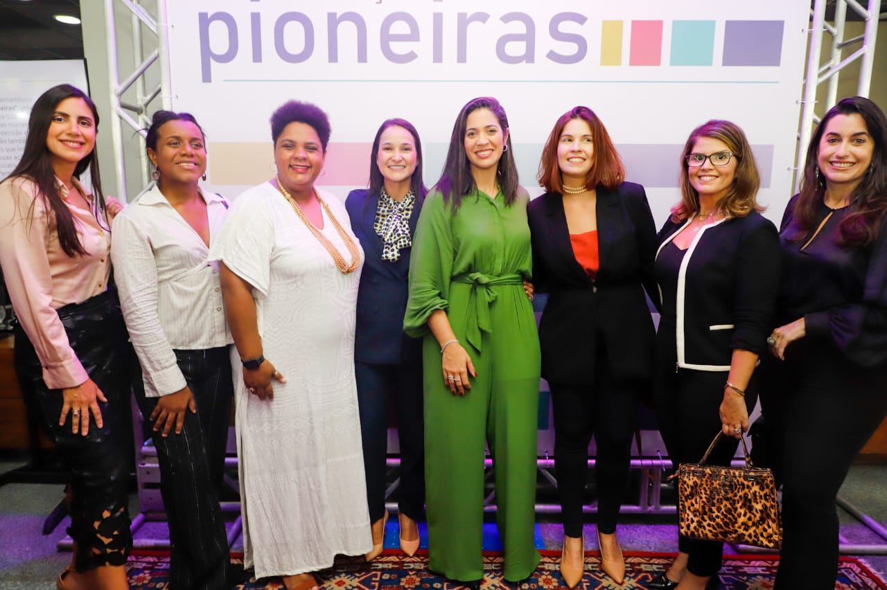Ingrid Zanella &eacute; homenageada na Exposi&ccedil;&atilde;o Pioneiras no TRE-PE