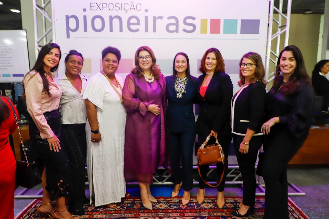 Ingrid Zanella &eacute; homenageada na Exposi&ccedil;&atilde;o Pioneiras no TRE-PE