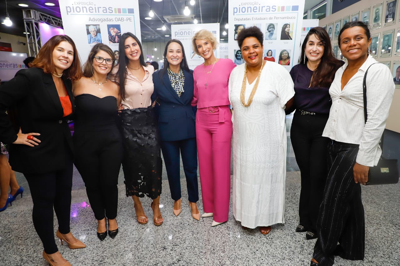 Ingrid Zanella &eacute; homenageada na Exposi&ccedil;&atilde;o Pioneiras no TRE-PE