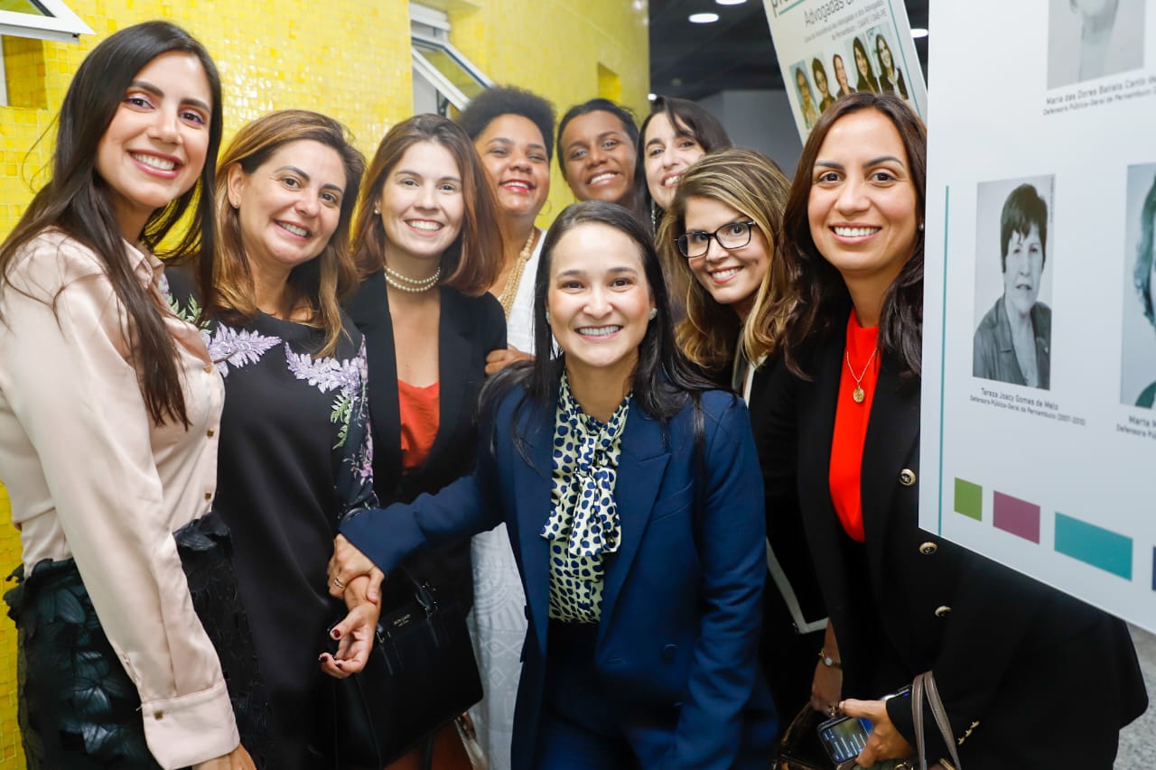 Ingrid Zanella &eacute; homenageada na Exposi&ccedil;&atilde;o Pioneiras no TRE-PE