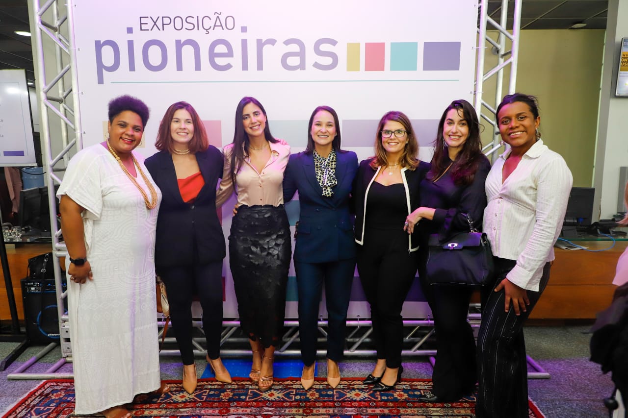 Ingrid Zanella &eacute; homenageada na Exposi&ccedil;&atilde;o Pioneiras no TRE-PE