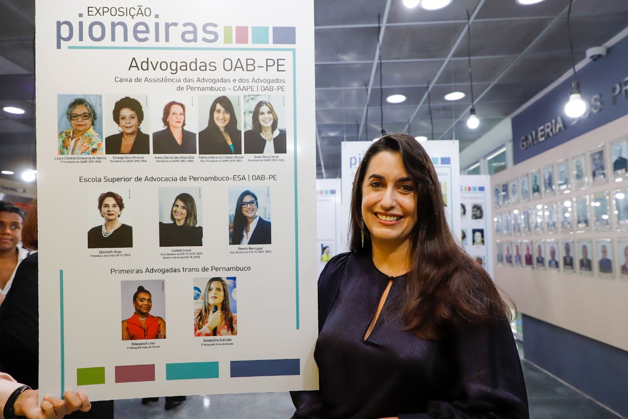 Ingrid Zanella &eacute; homenageada na Exposi&ccedil;&atilde;o Pioneiras no TRE-PE