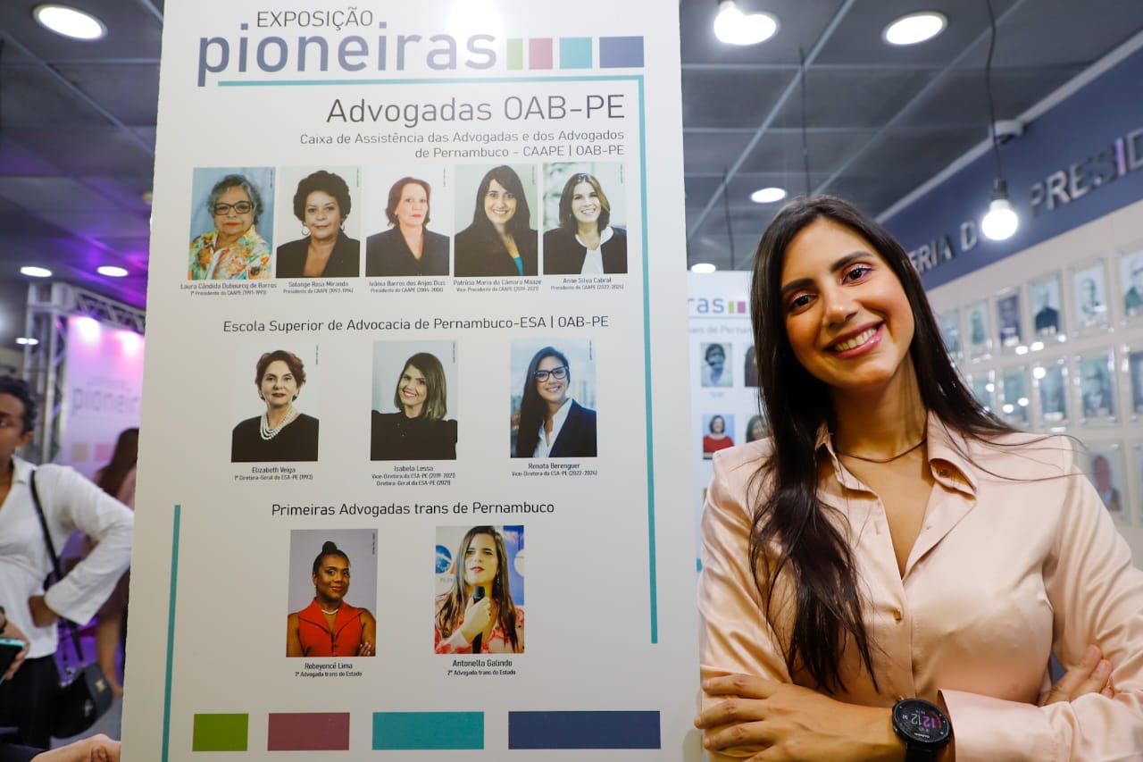 Ingrid Zanella &eacute; homenageada na Exposi&ccedil;&atilde;o Pioneiras no TRE-PE