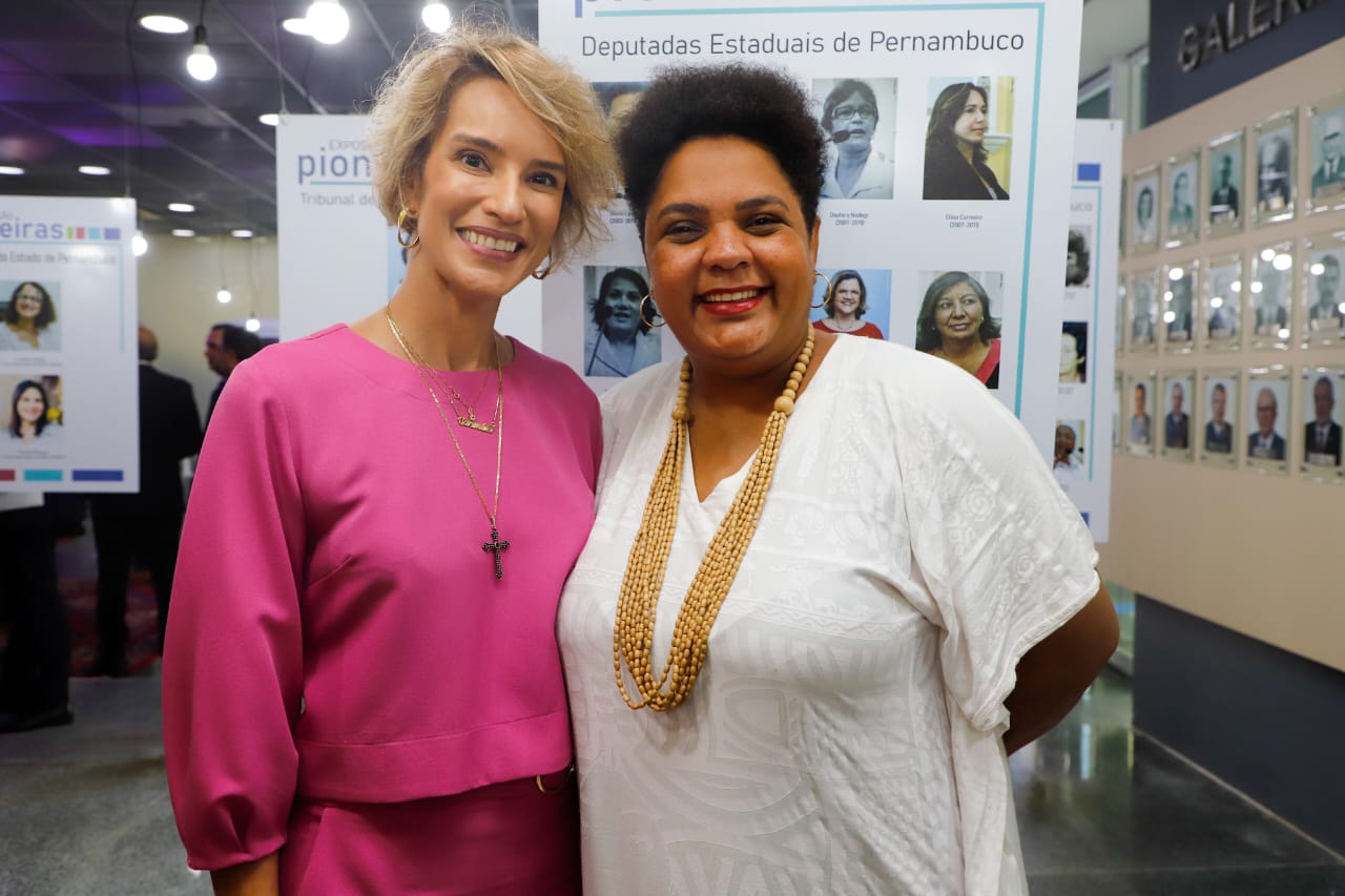 Ingrid Zanella &eacute; homenageada na Exposi&ccedil;&atilde;o Pioneiras no TRE-PE