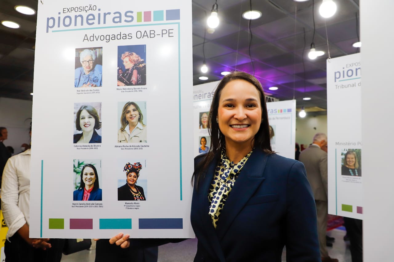 Ingrid Zanella &eacute; homenageada na Exposi&ccedil;&atilde;o Pioneiras no TRE-PE
