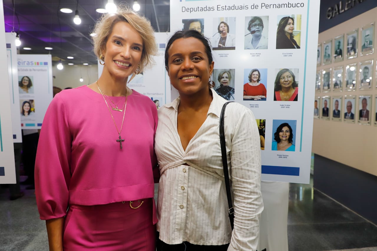 Ingrid Zanella &eacute; homenageada na Exposi&ccedil;&atilde;o Pioneiras no TRE-PE