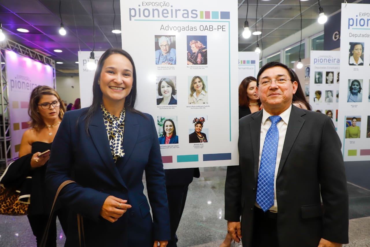 Ingrid Zanella &eacute; homenageada na Exposi&ccedil;&atilde;o Pioneiras no TRE-PE
