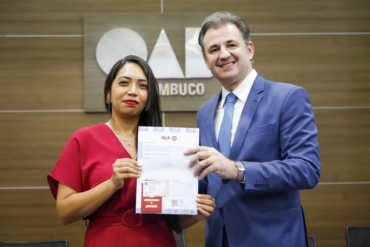 Entrega de carteiras aos novos advogados e advogadas