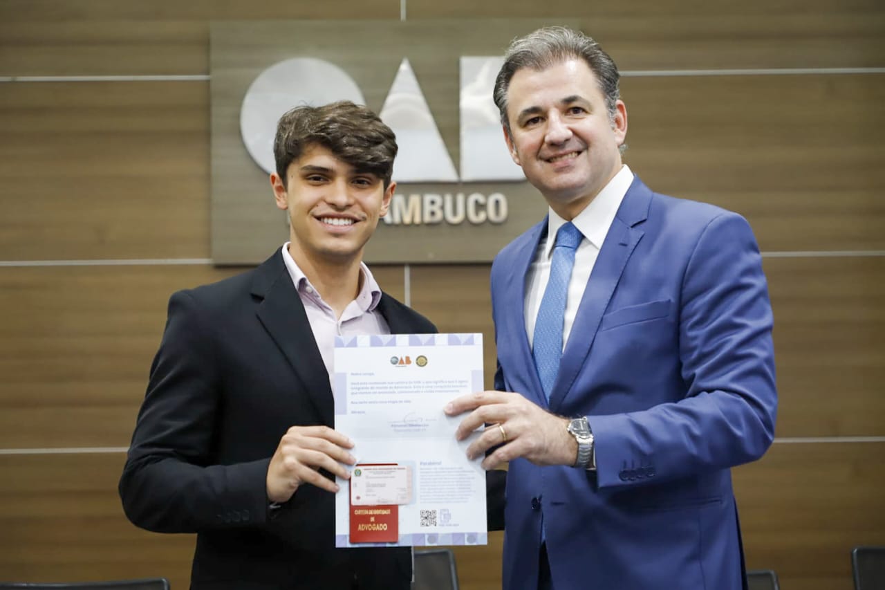 Entrega de carteiras aos novos advogados e advogadas