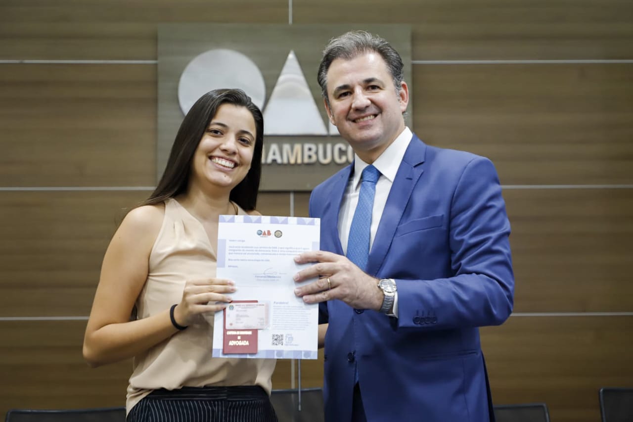 Entrega de carteiras aos novos advogados e advogadas