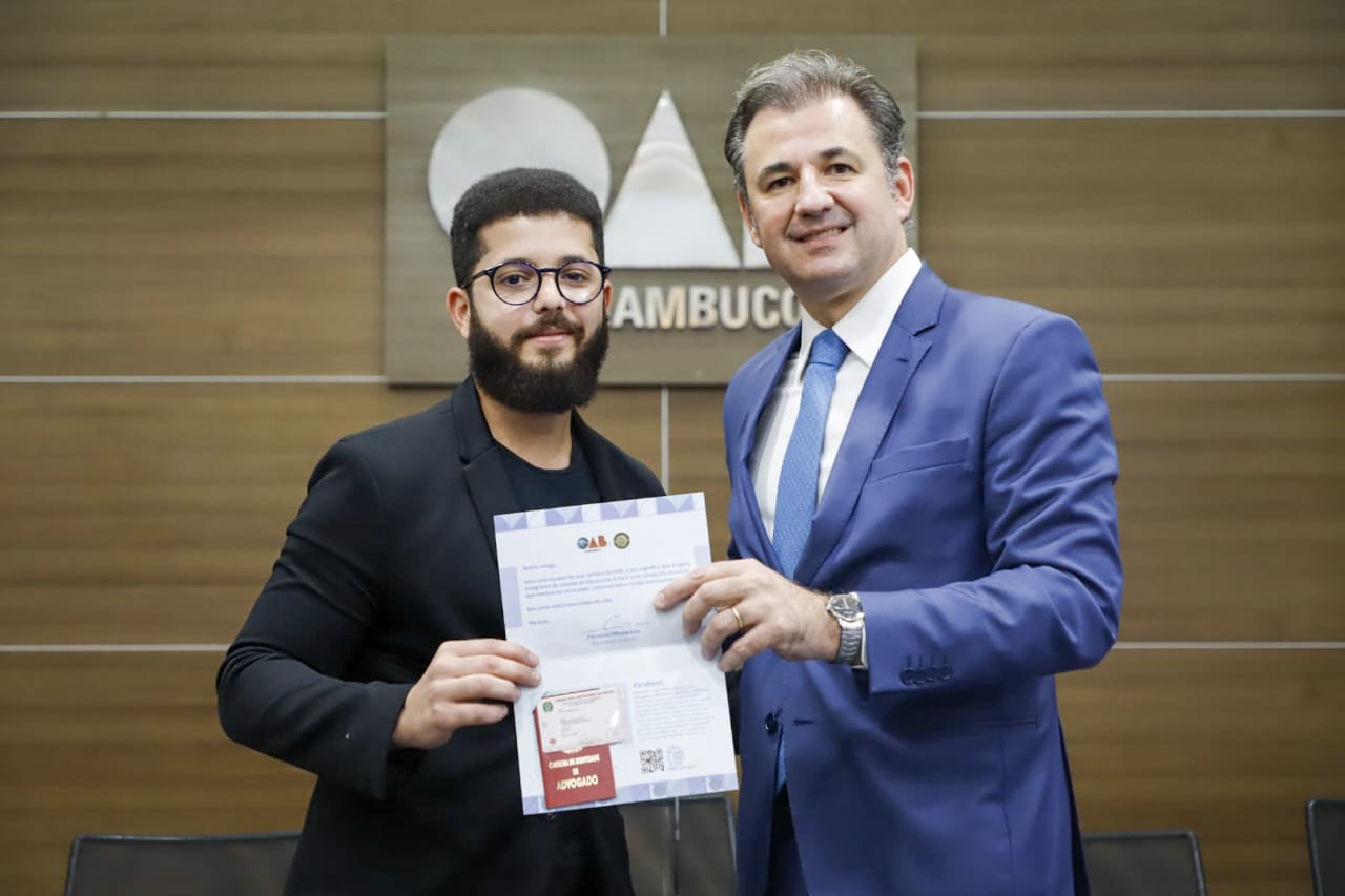 Entrega de carteiras aos novos advogados e advogadas