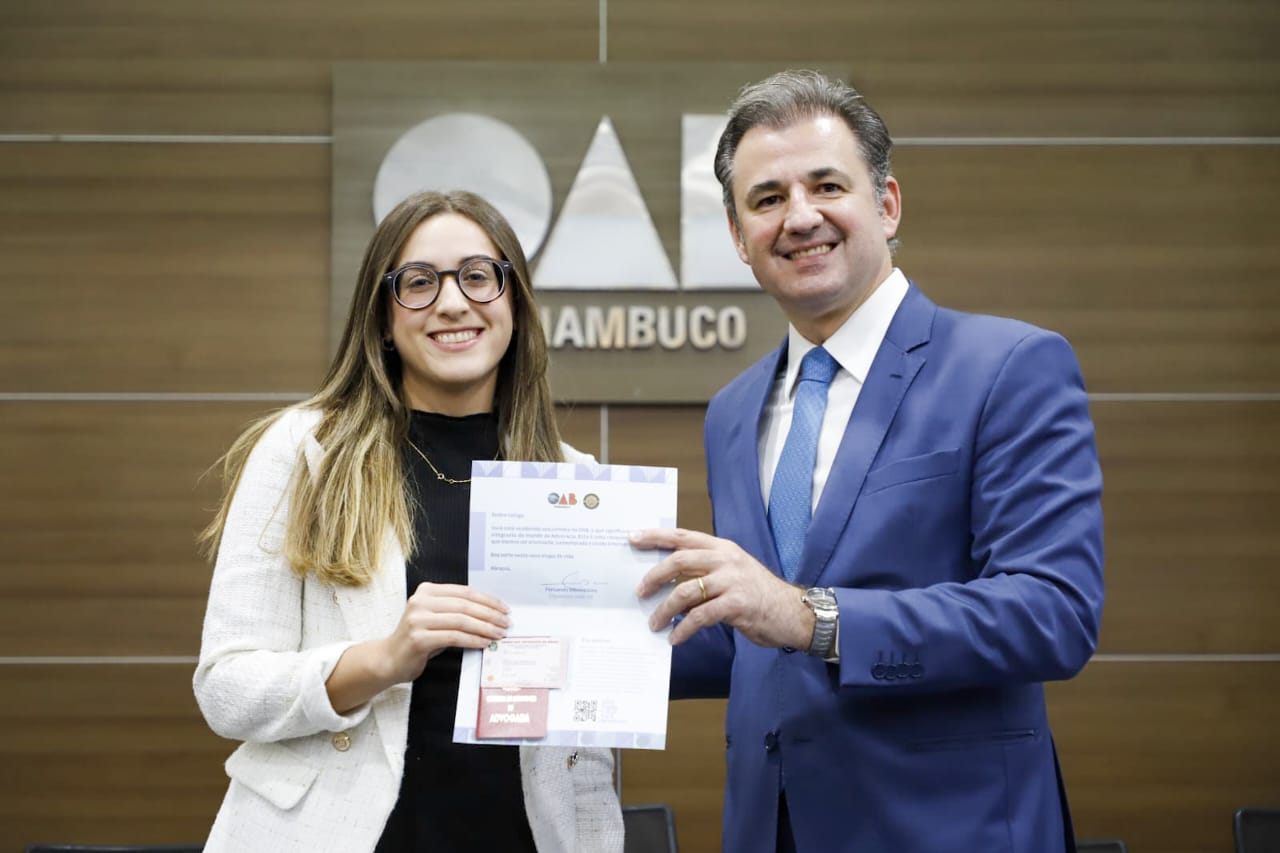 Entrega de carteiras aos novos advogados e advogadas