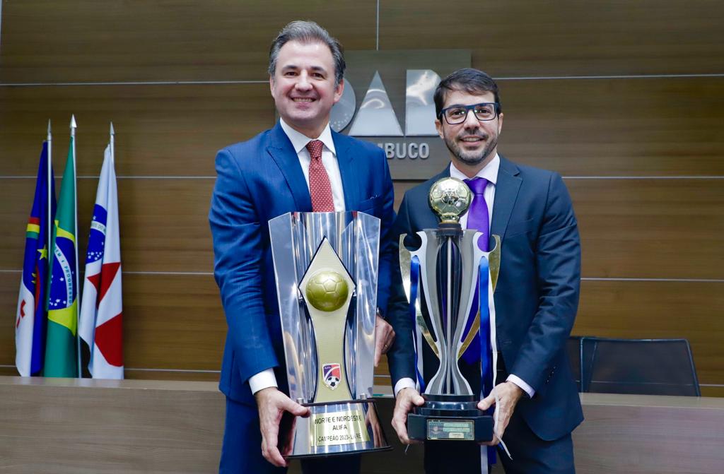 Times da OAB-PE, vencedores do campeonato Norte-Nordeste de futebol, s&atilde;o recebidos por Fernando Ribeiro Lins