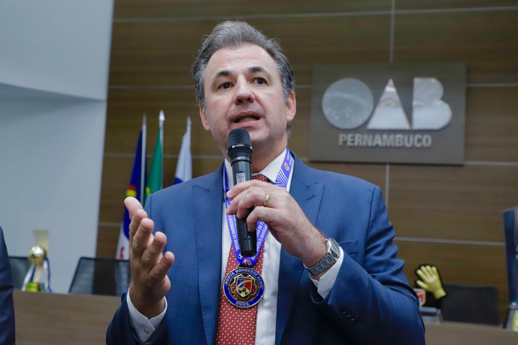 Times da OAB-PE, vencedores do campeonato Norte-Nordeste de futebol, s&atilde;o recebidos por Fernando Ribeiro Lins