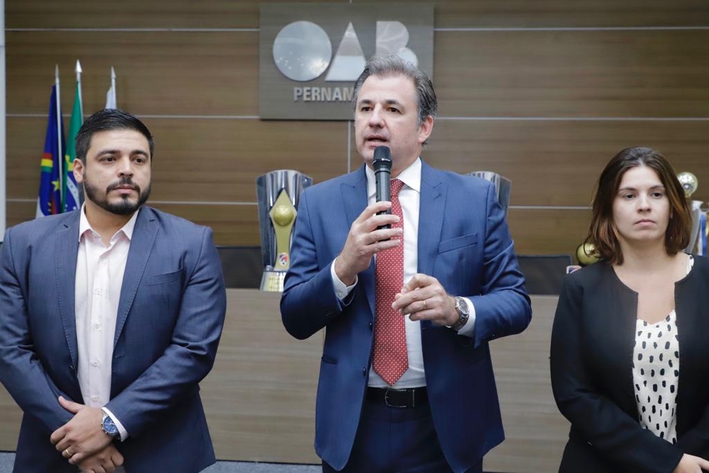 Times da OAB-PE, vencedores do campeonato Norte-Nordeste de futebol, s&atilde;o recebidos por Fernando Ribeiro Lins