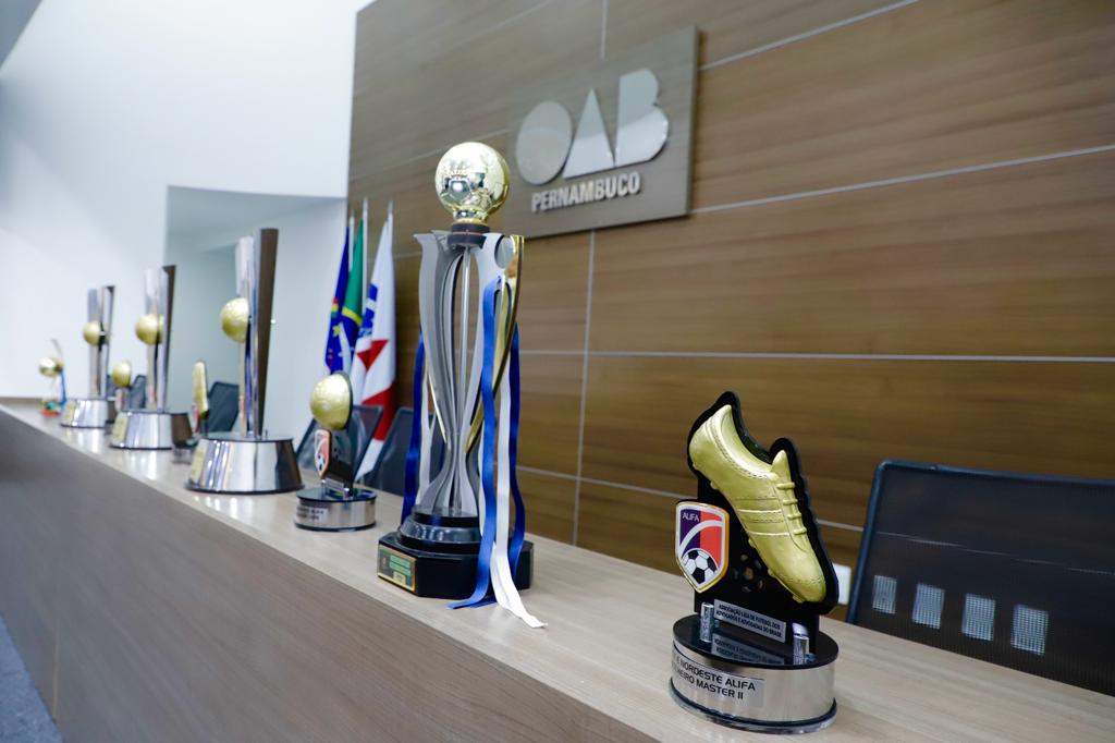 Times da OAB-PE, vencedores do campeonato Norte-Nordeste de futebol, s&atilde;o recebidos por Fernando Ribeiro Lins