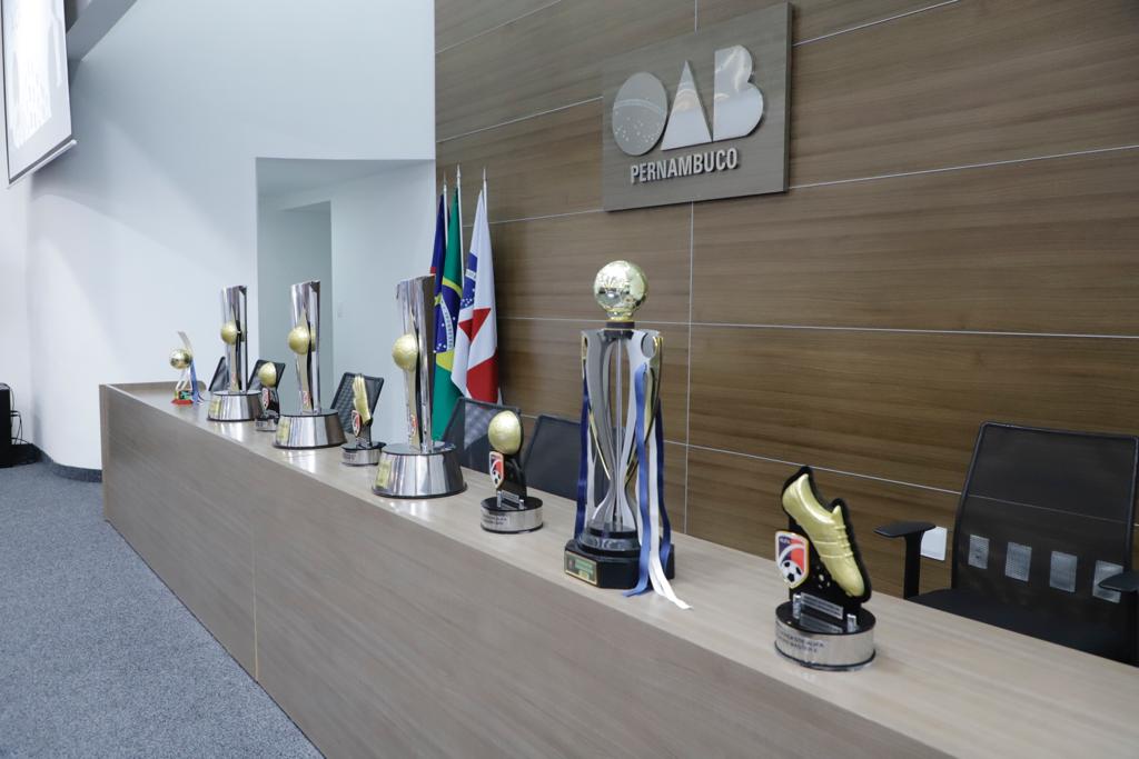Times da OAB-PE, vencedores do campeonato Norte-Nordeste de futebol, s&atilde;o recebidos por Fernando Ribeiro Lins