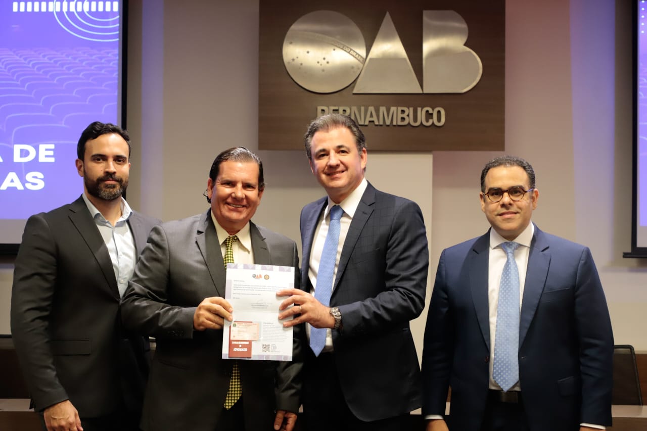 Entrega de carteiras para jovens advogadas e advogados