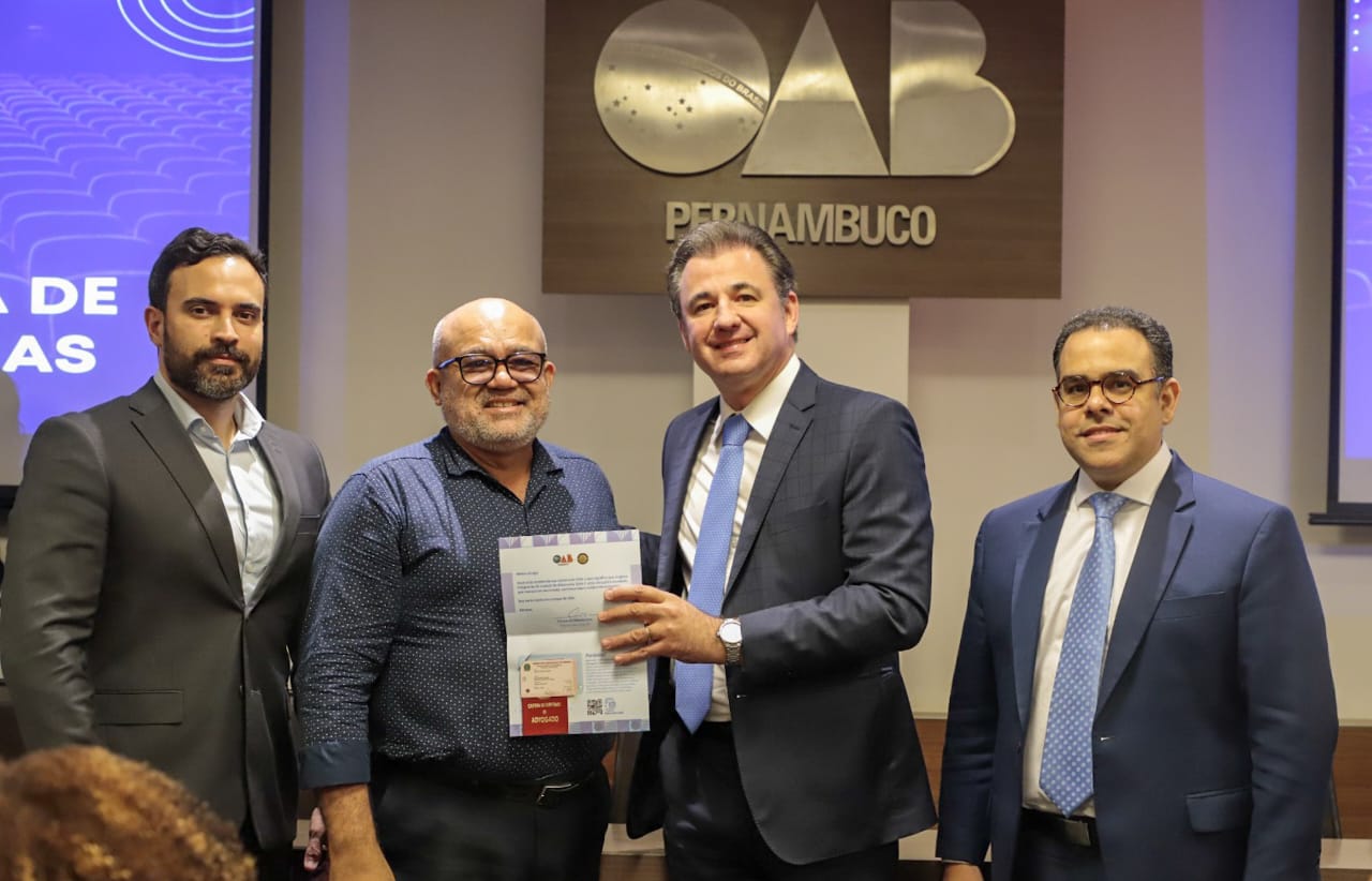 Entrega de carteiras para jovens advogadas e advogados
