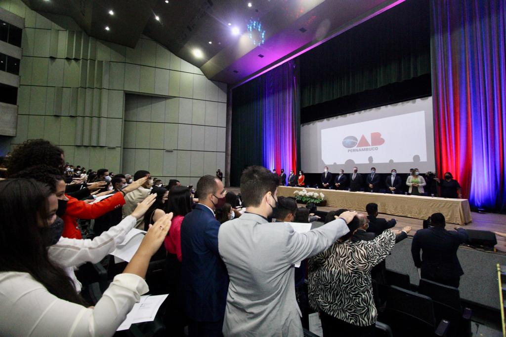 Juramento dos novos advogados e estagi&aacute;rios da OAB-PE