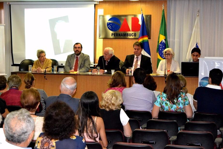 Viúva de Paulo Cavalcanti recebe anistia política