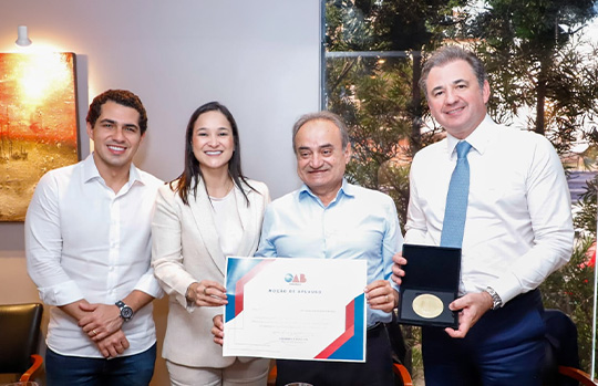 Fernando Ribeiro Lins homenageia presidente do TCE-PE com Mo&ccedil;&atilde;o de Aplauso