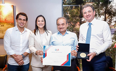 Fernando Ribeiro Lins homenageia presidente do TCE-PE com Mo&ccedil;&atilde;o de Aplauso